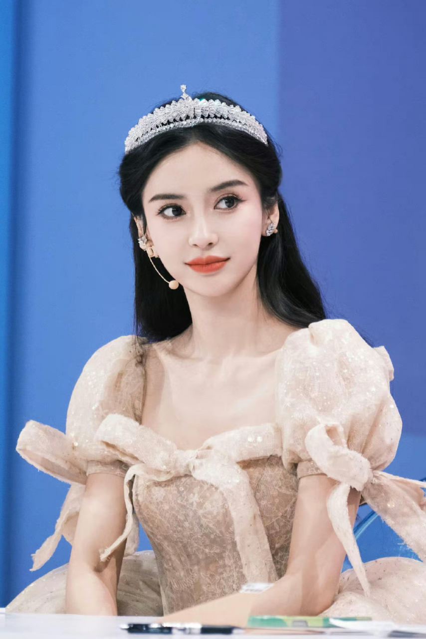 angelababy水晶鞋公主造型曝光,颜值稳定的迪士尼公主baby!