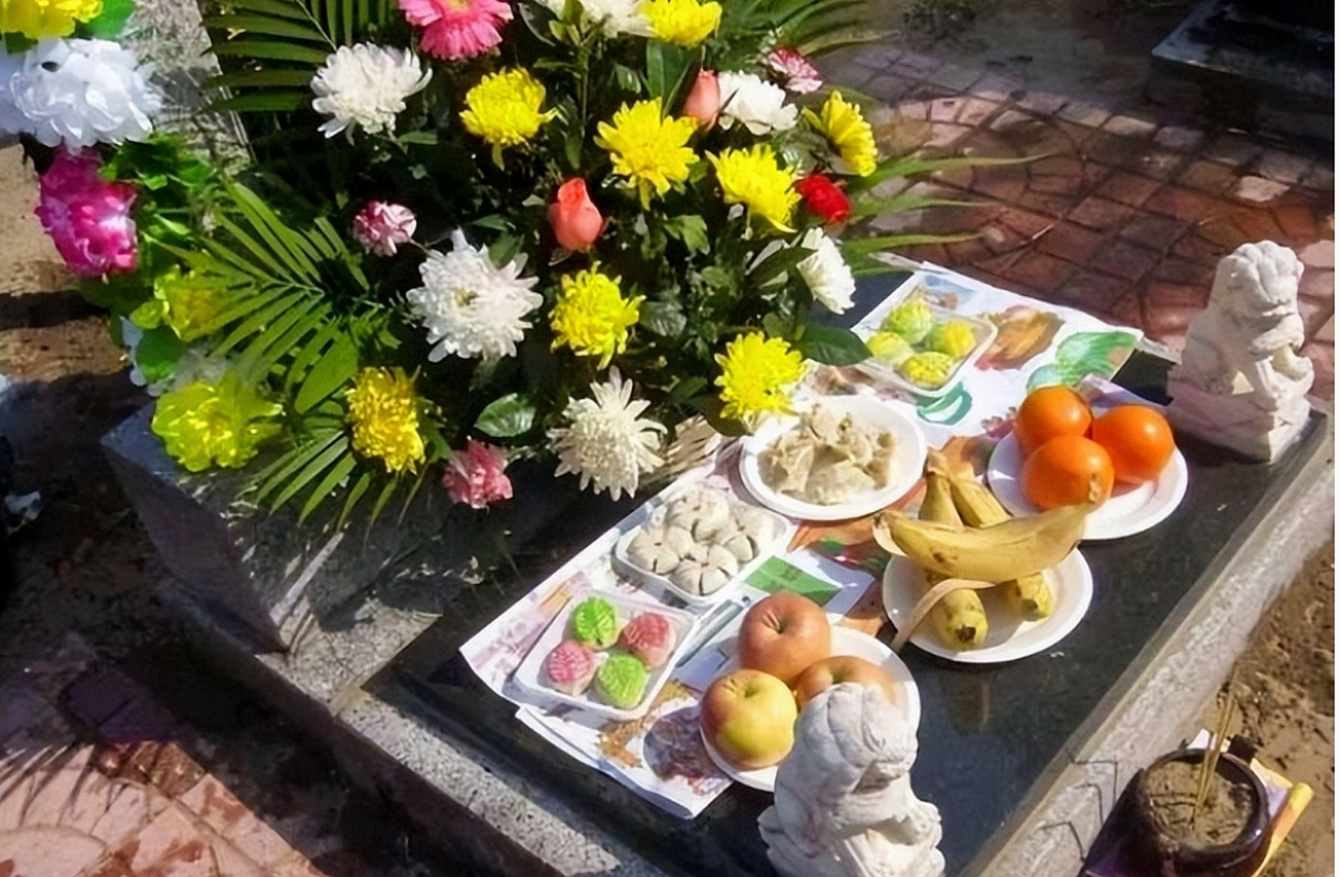 清明节,我乘车千里迢迢赶到了父亲的墓前,向他献上一束花,供养祭品,烧