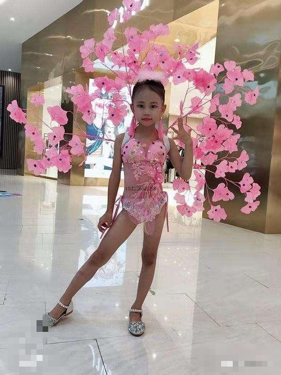 据了解,这是目前流行的一种"奶辣风",大概的意思就是年纪偏小的孩子