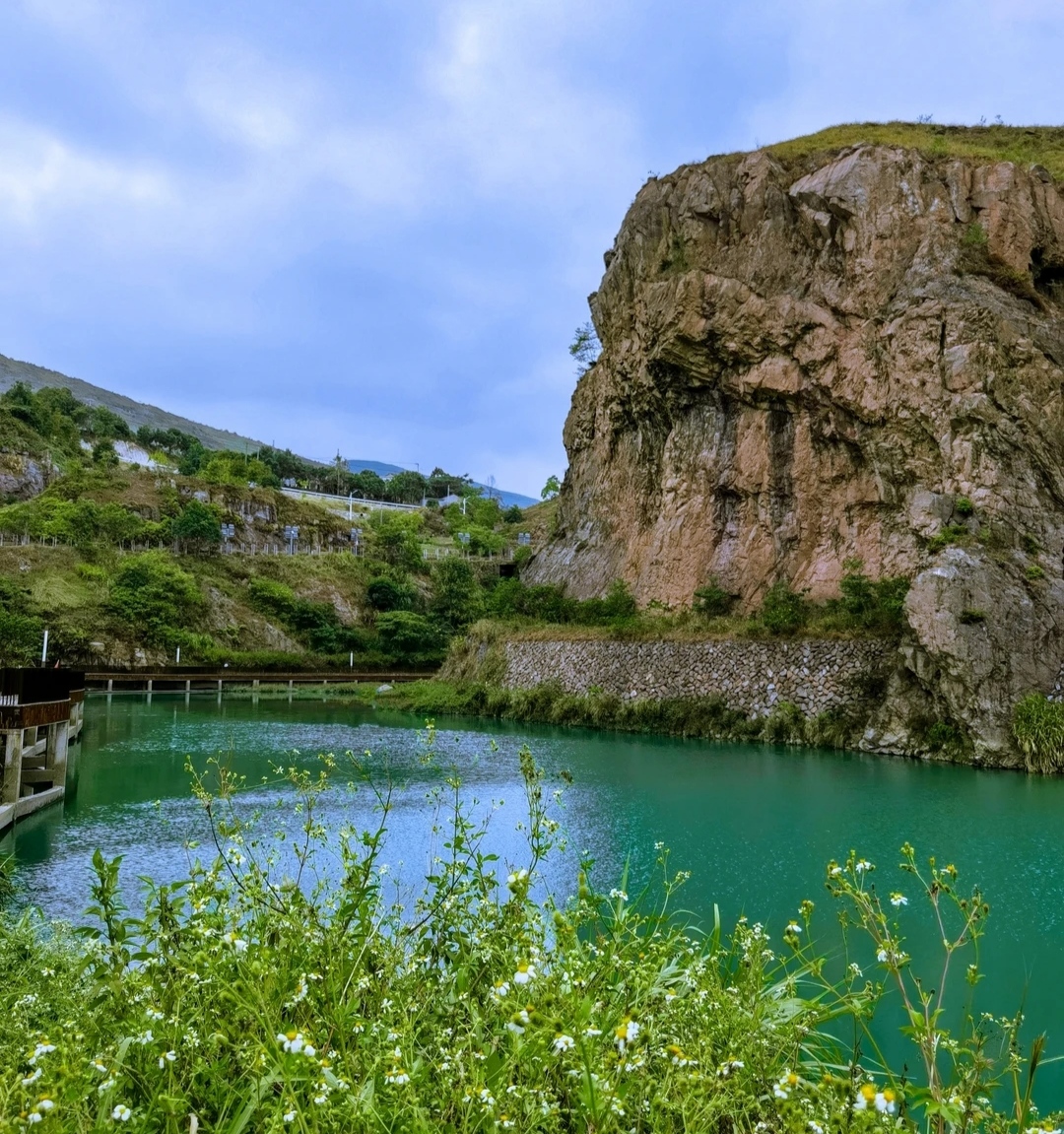 温州苍南矾山滨水栈道:融合自然与人文的美丽景观