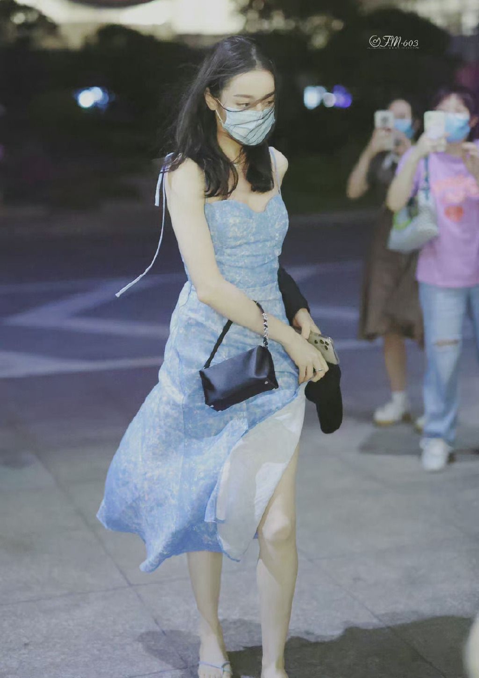 组图：迪丽热巴蓝色吊带裙光彩吸睛长发飘逸时尚甜美