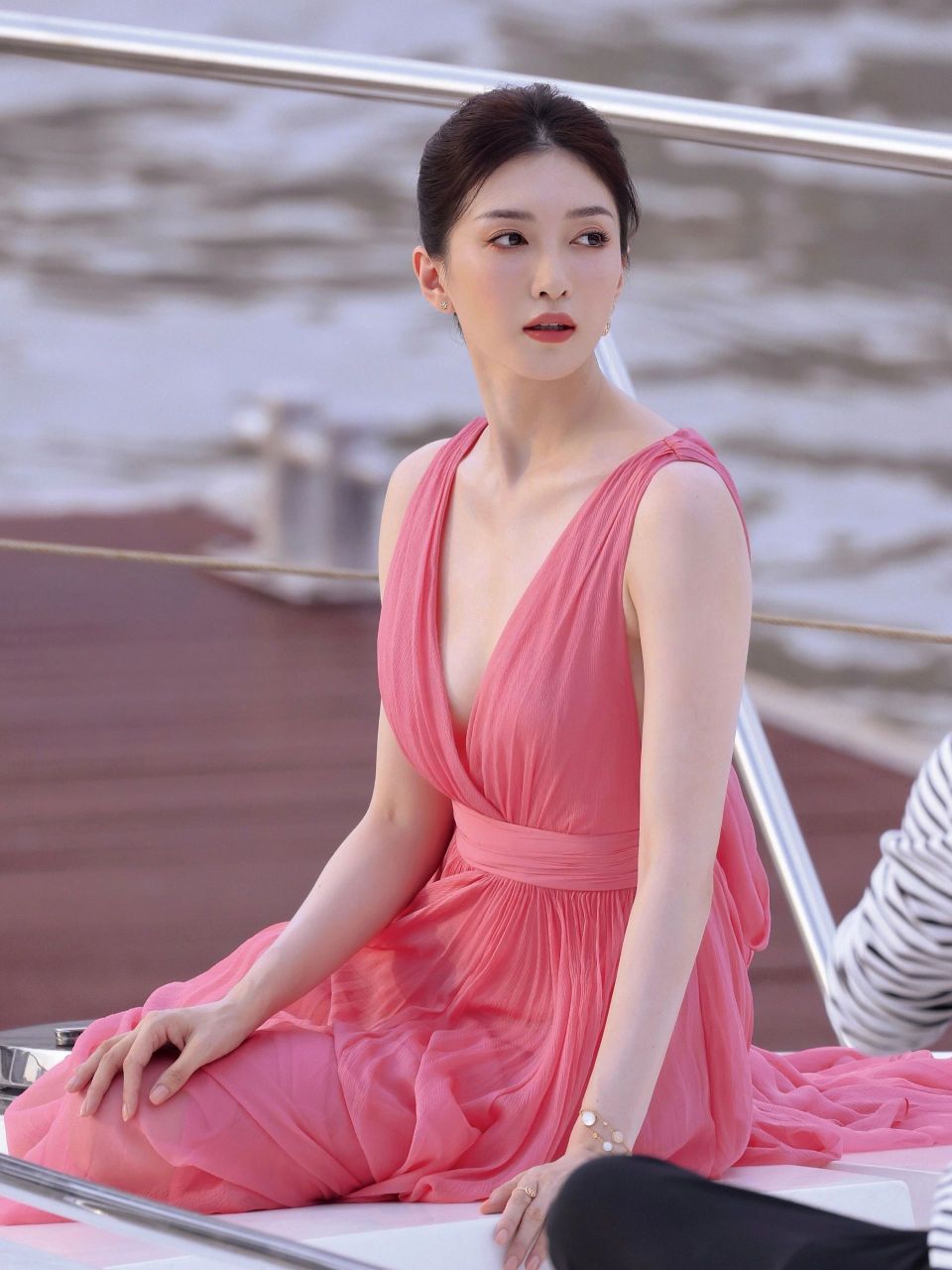 江疏影海上轮船拍新造型,穿粉色v领连衣裙美艳动人,性感迷人的穿搭