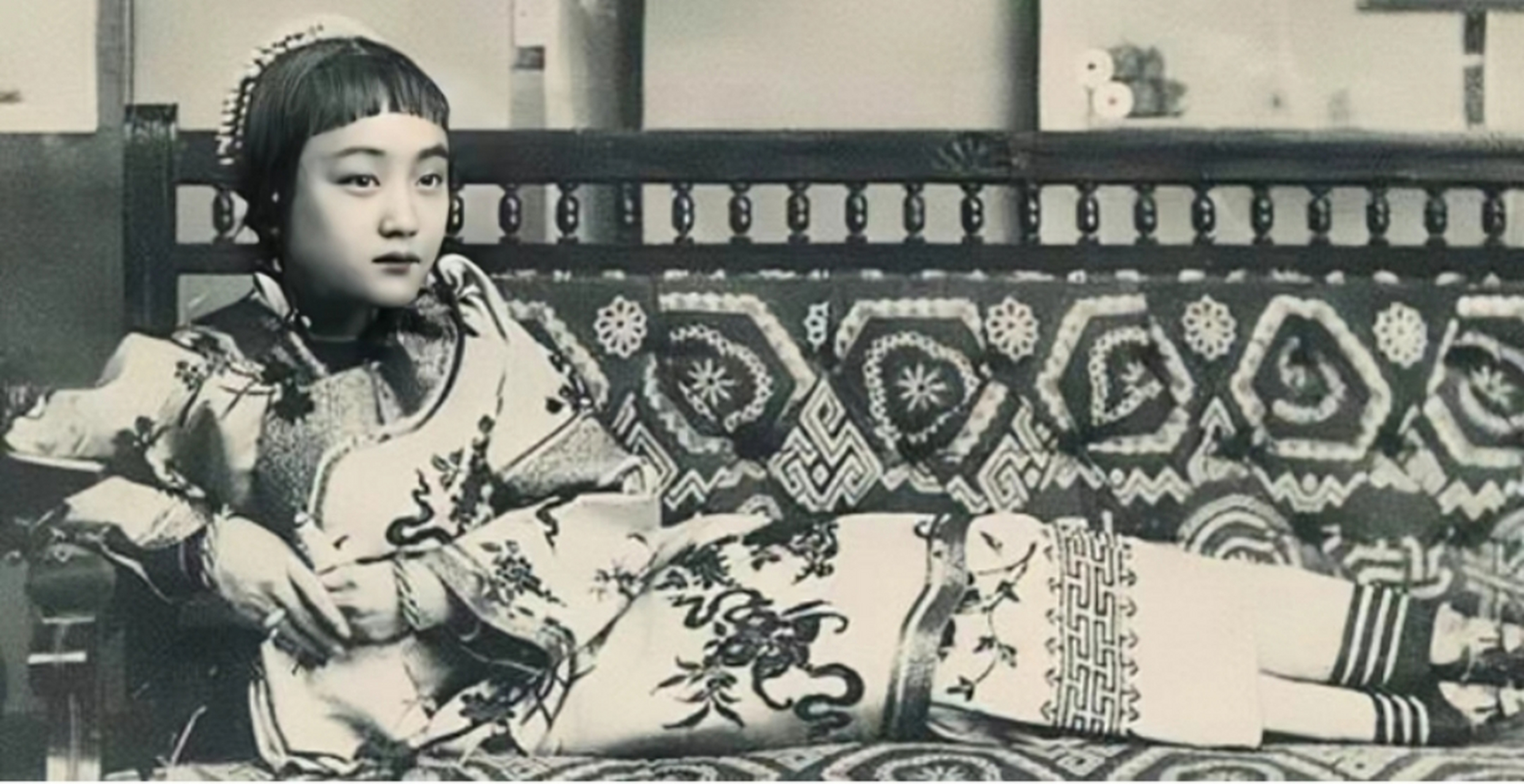 晚清三大名妓之一赛金花,年龄不大,有一双三寸金莲小脚!