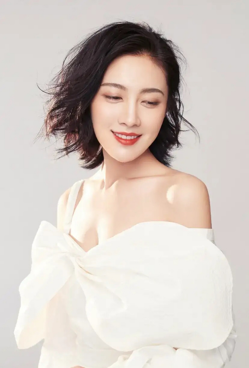 演员罗昱焜发朋友圈:杨紫是个很好的朋友,给她准备了一瓶"陈酿"6年的