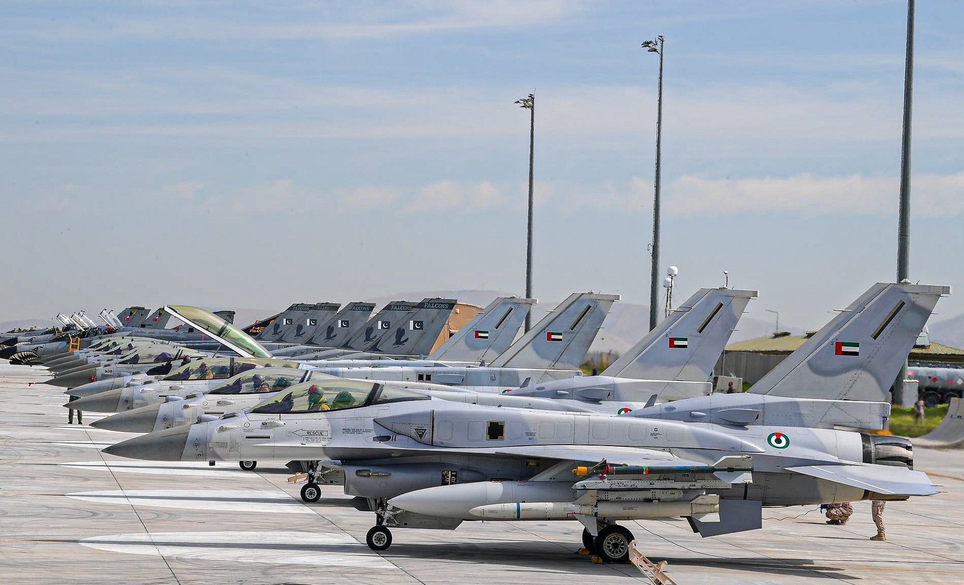 战机欣赏:阿联酋空军 f-16e/f战斗机