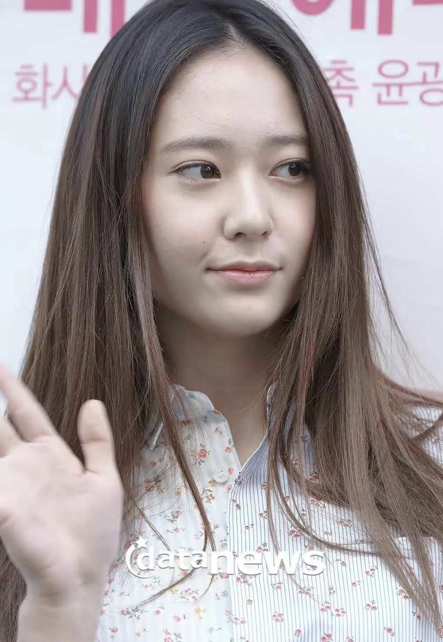 认得出这是女神郑秀晶吗?素颜生图依然看着让人感觉很舒服和自然!