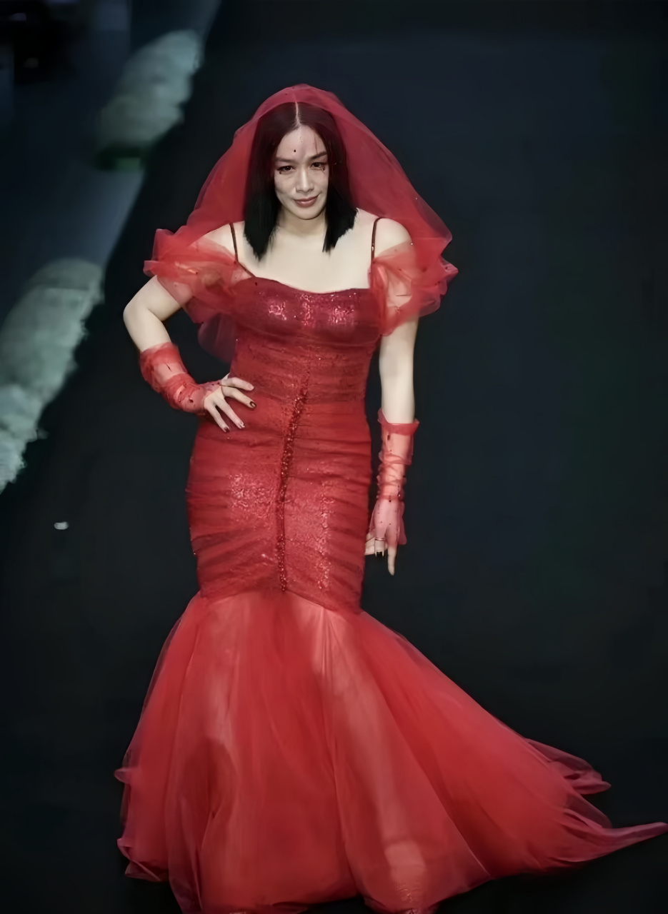 钟丽缇再现"美人鱼"身材!就是这条"美人鱼"有点多肉!