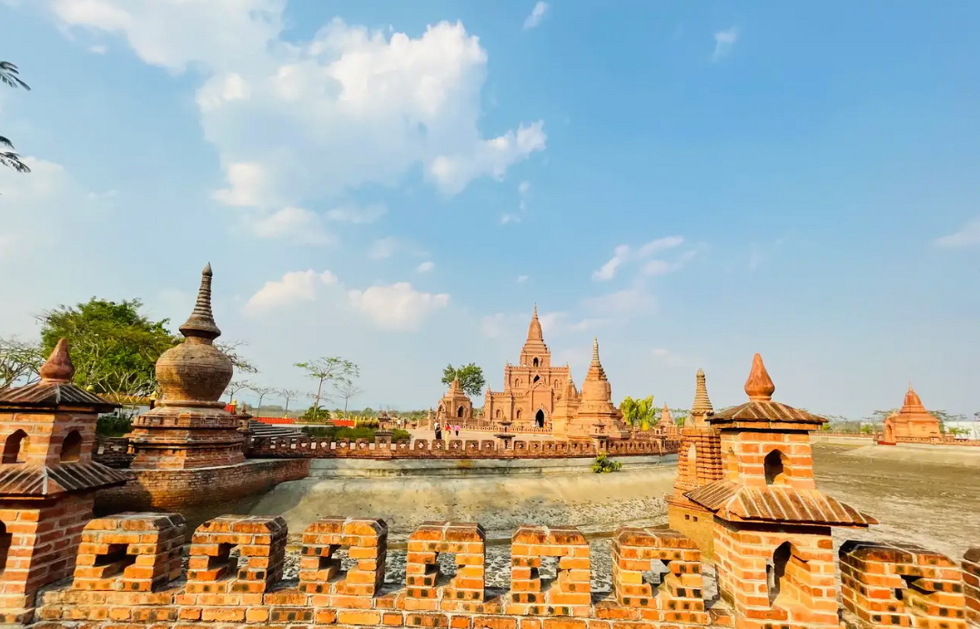 瑞丽一寨两国景区95  在瑞丽的一寨两国景区中,最引人注目的是寨子