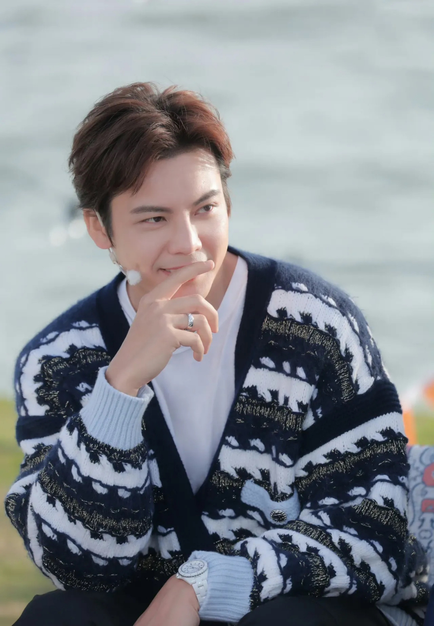 新剧种草 陈伟霆章若楠两人合作的新剧《照亮你》下个月就要开播了