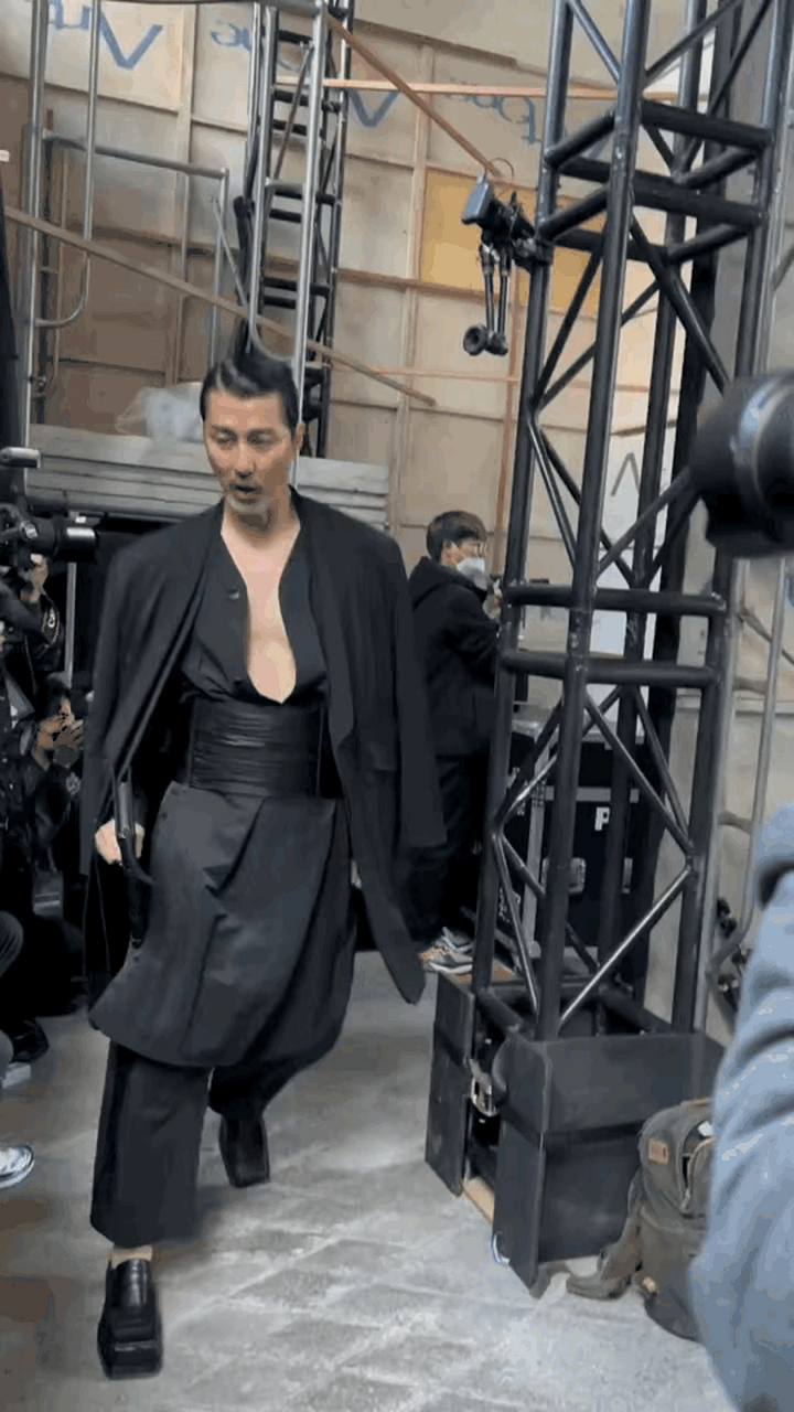 那个曾和孔孝真主演的浪漫喜剧《最佳爱情》里,傲娇又帅气的独孤真