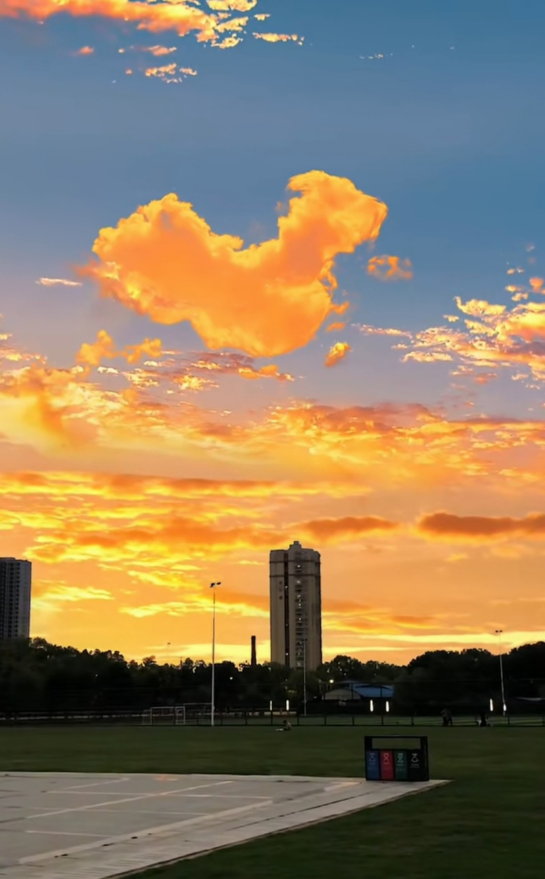 乐享周末分享吧# 有被惊艳到!天上出现中国地图云彩.