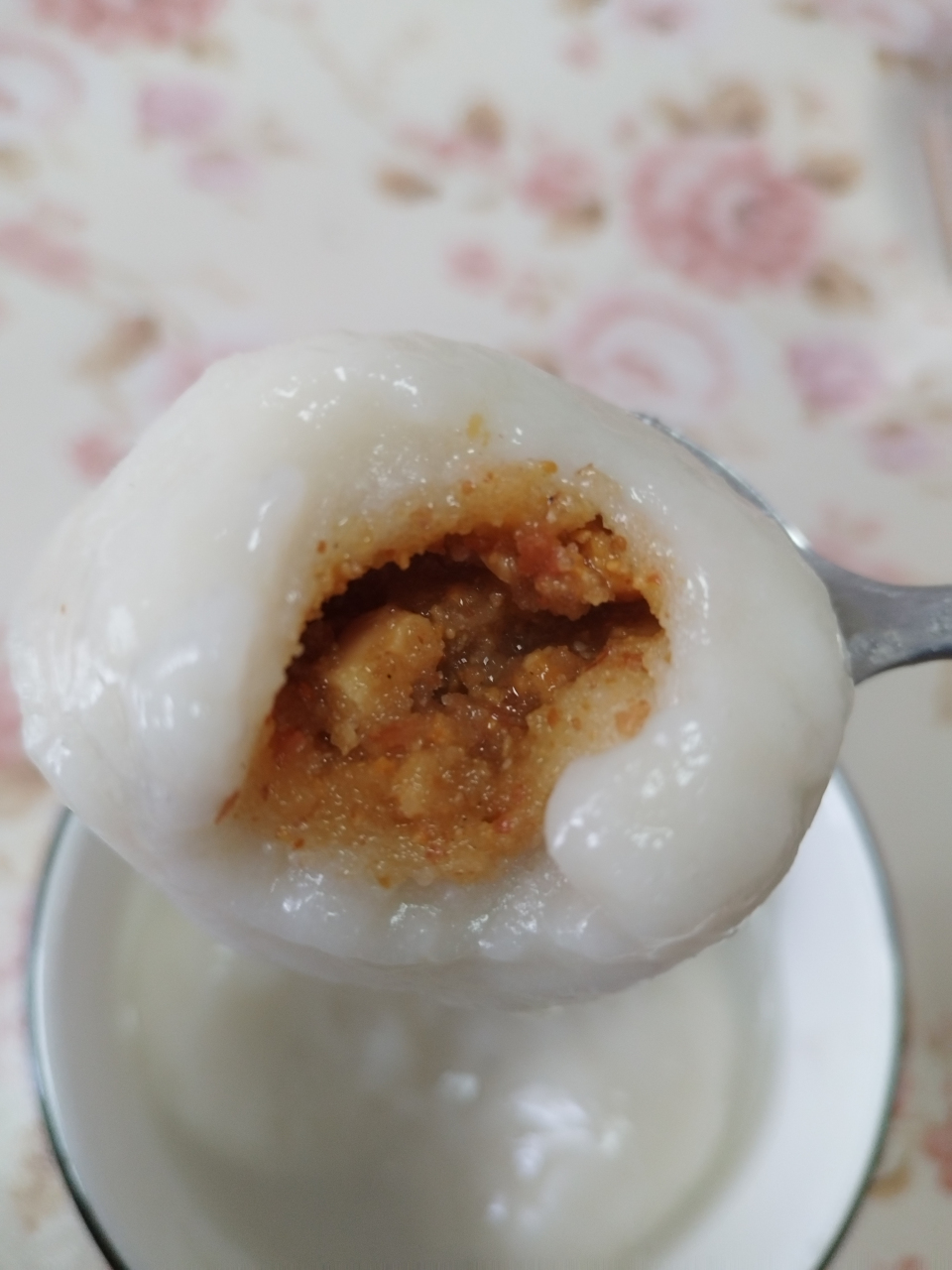 这个手工花生汤圆很好吃了,是在一家早餐店买的.