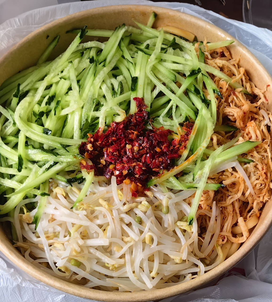外卖点了份鸡丝拌面,没用红包,花了10块9,你们觉得怎么样