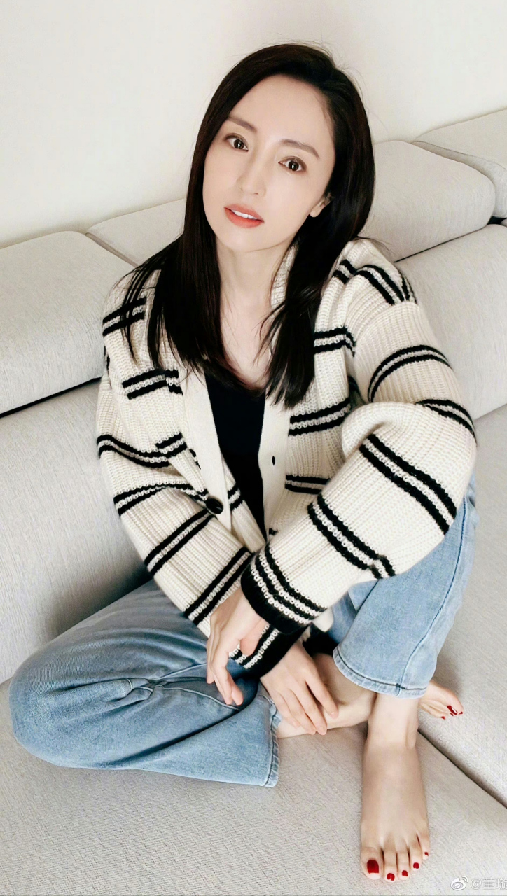 演员董璇居家光脚照,2003年董璇因主演武侠剧《雪花女神龙》而正式