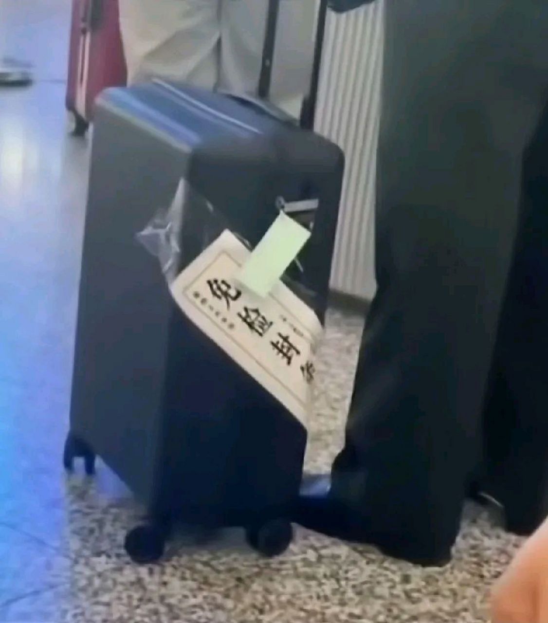 退伍士兵行李箱上贴着"免检封条",还是第一次见这样的事情,不知道这位