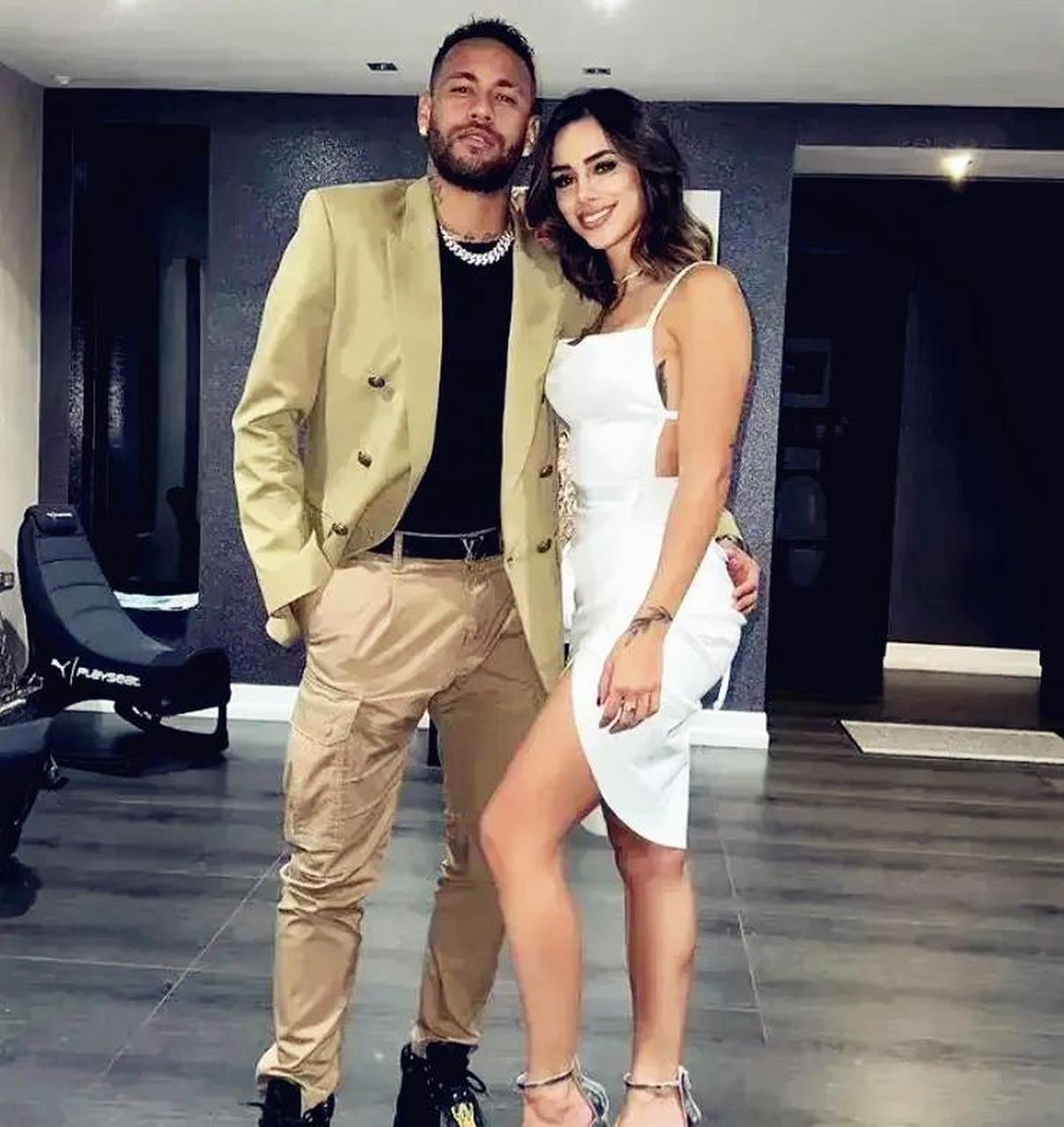 内马尔的女友布鲁娜-比安卡迪很漂亮