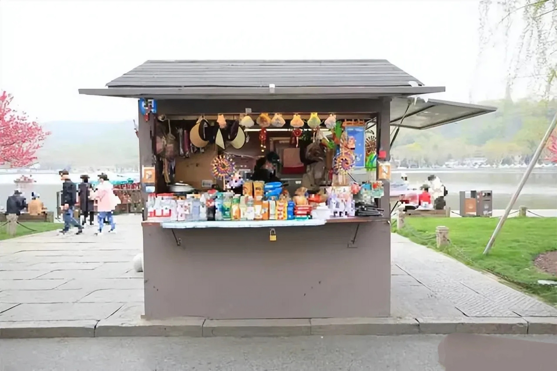 杭州西瓜景区里面的小卖部,就是图片里这么小的一个门面,一年的租金