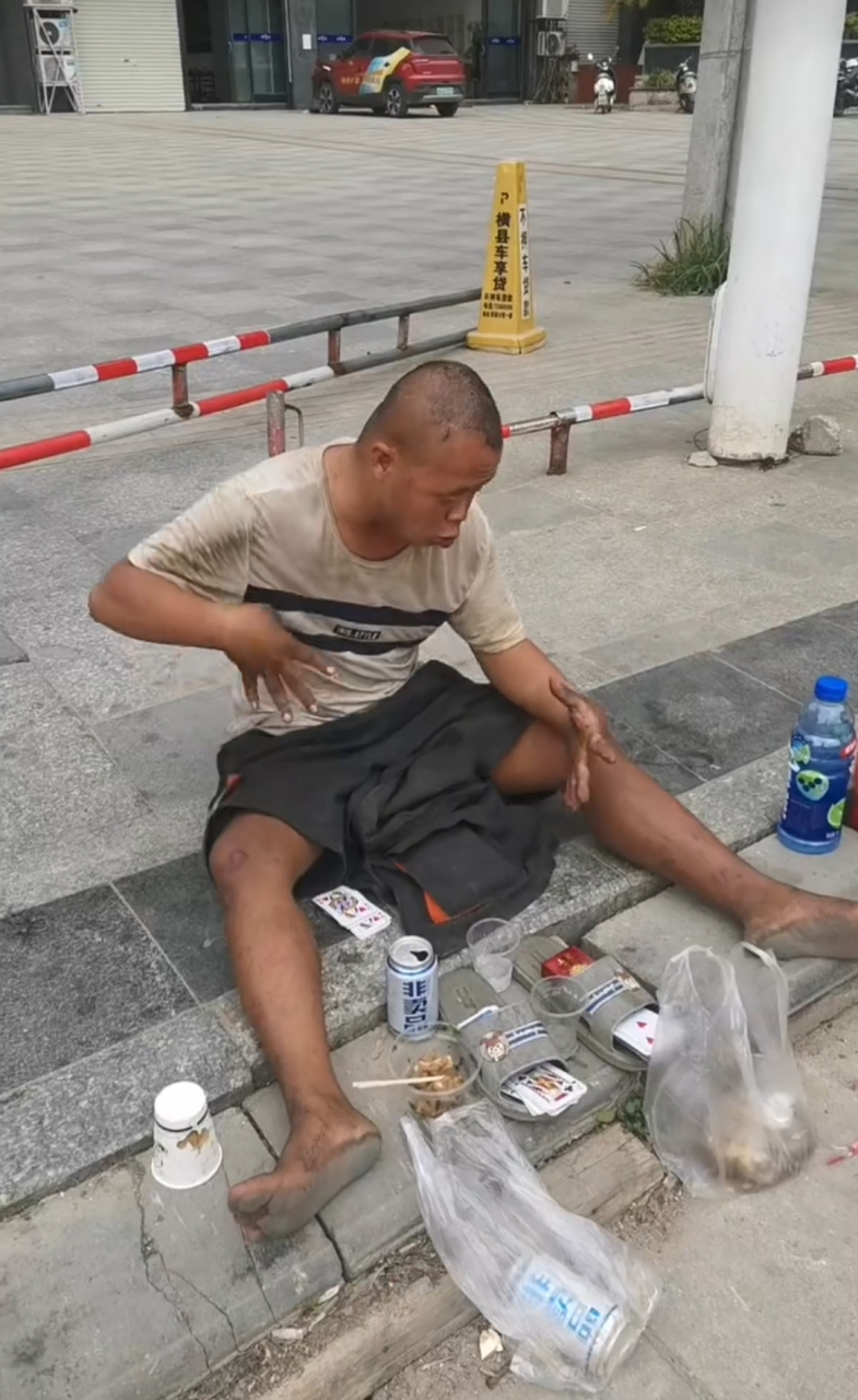 自己划拳,自己喝酒,有一天我这样,请各位给我一支烟[汗]