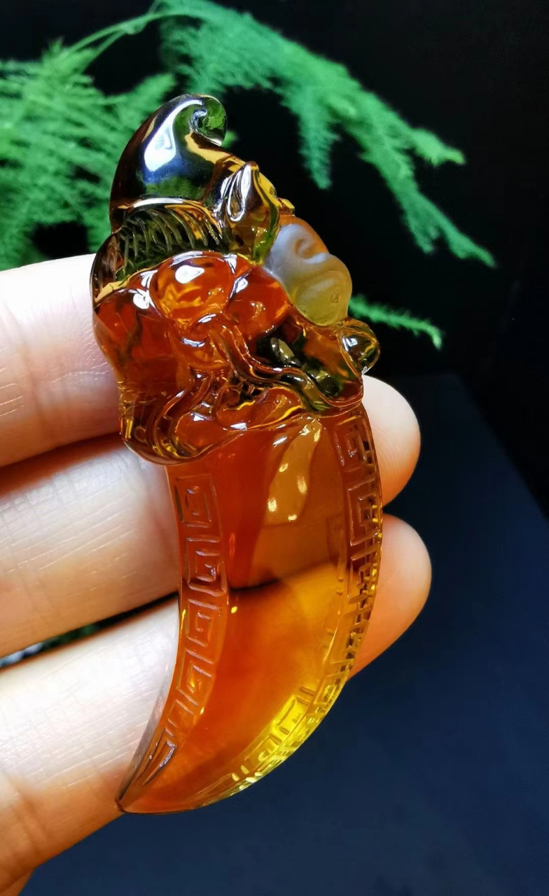 天然暴力黄水晶龙牙吊坠,大师雕工.#龙牙吊坠