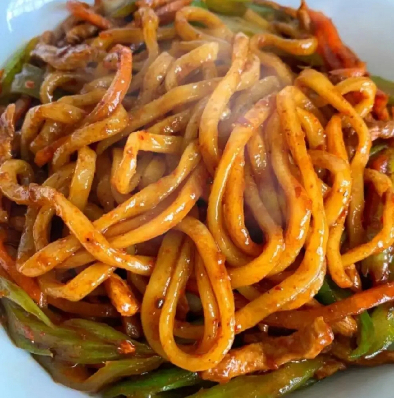 我的美食分享#  芹菜肉丝炒面  1,准备适量的面条,煮熟过凉水  2,猪