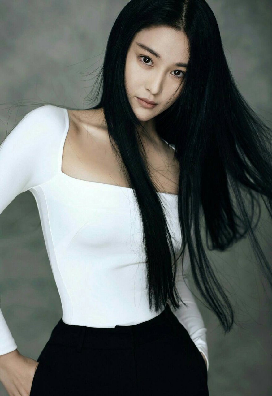 张馨予(原名张燕),1987年3月28日出生于江苏省苏州市昆山市,中国内地