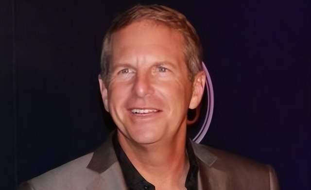 乐裕民的人生历程:娶小17岁歌星,从网球教练到上市公司总裁