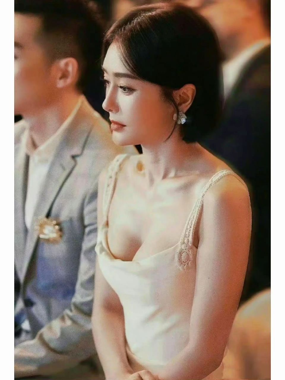 秦岚活动照曝光,穿白色吊带裙真的太美了,性感又妩媚,女人味爆棚.