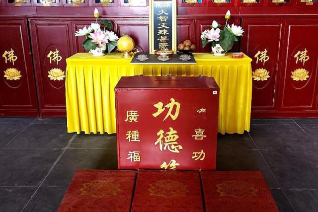 往功德箱里放钱,真的有"功德"吗?功德箱里的钱最后都去哪了?