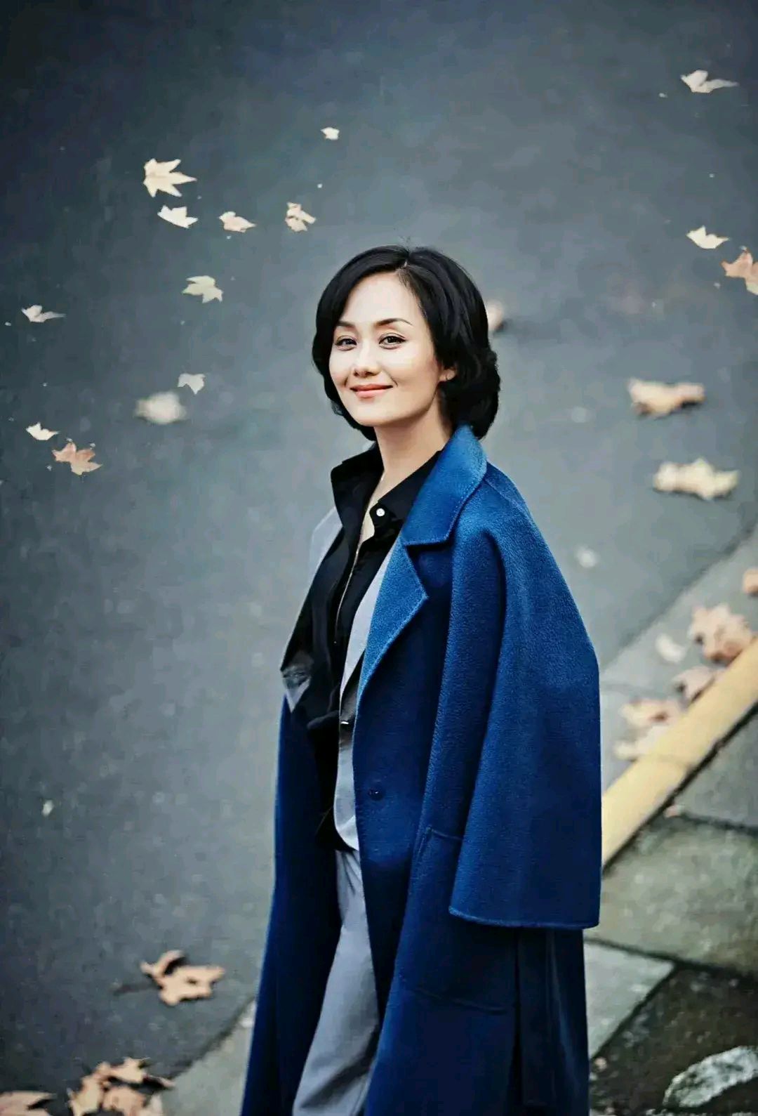 李颖才是穿搭中的叠加高手,大衣叠加西服又美又飒,干练又优雅