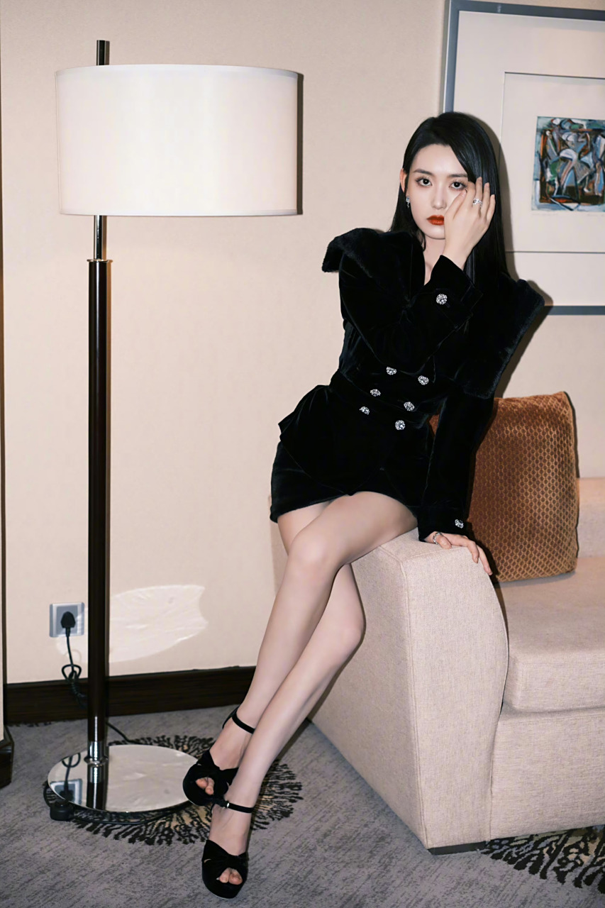 蒋依依  美腿玉足[亲吻][亲吻]