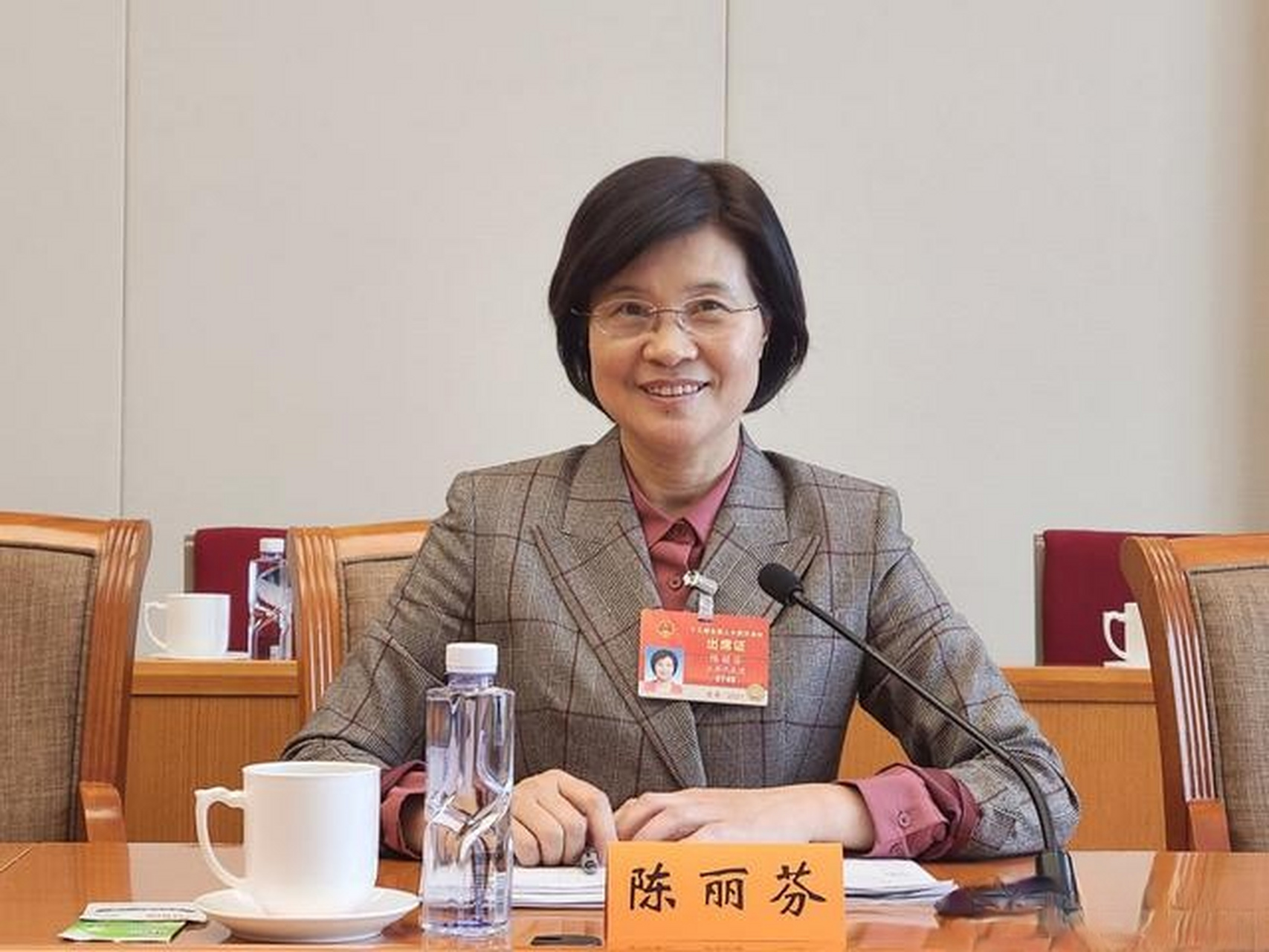 陈丽芬:1959年出生于江苏江阴,大学本科学历,曾任江苏阳光股份有限