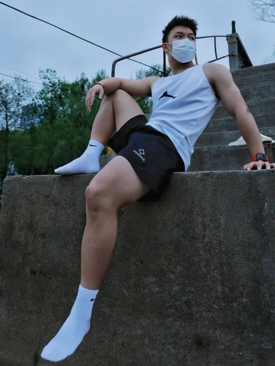 还是坐着舒服  肌肉少年