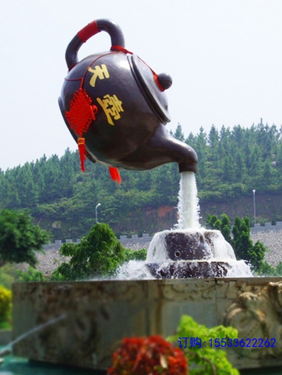 玻璃钢铸铜天壶,又被称为悬挂式茶壶,在视觉效果上很神奇,由于水流