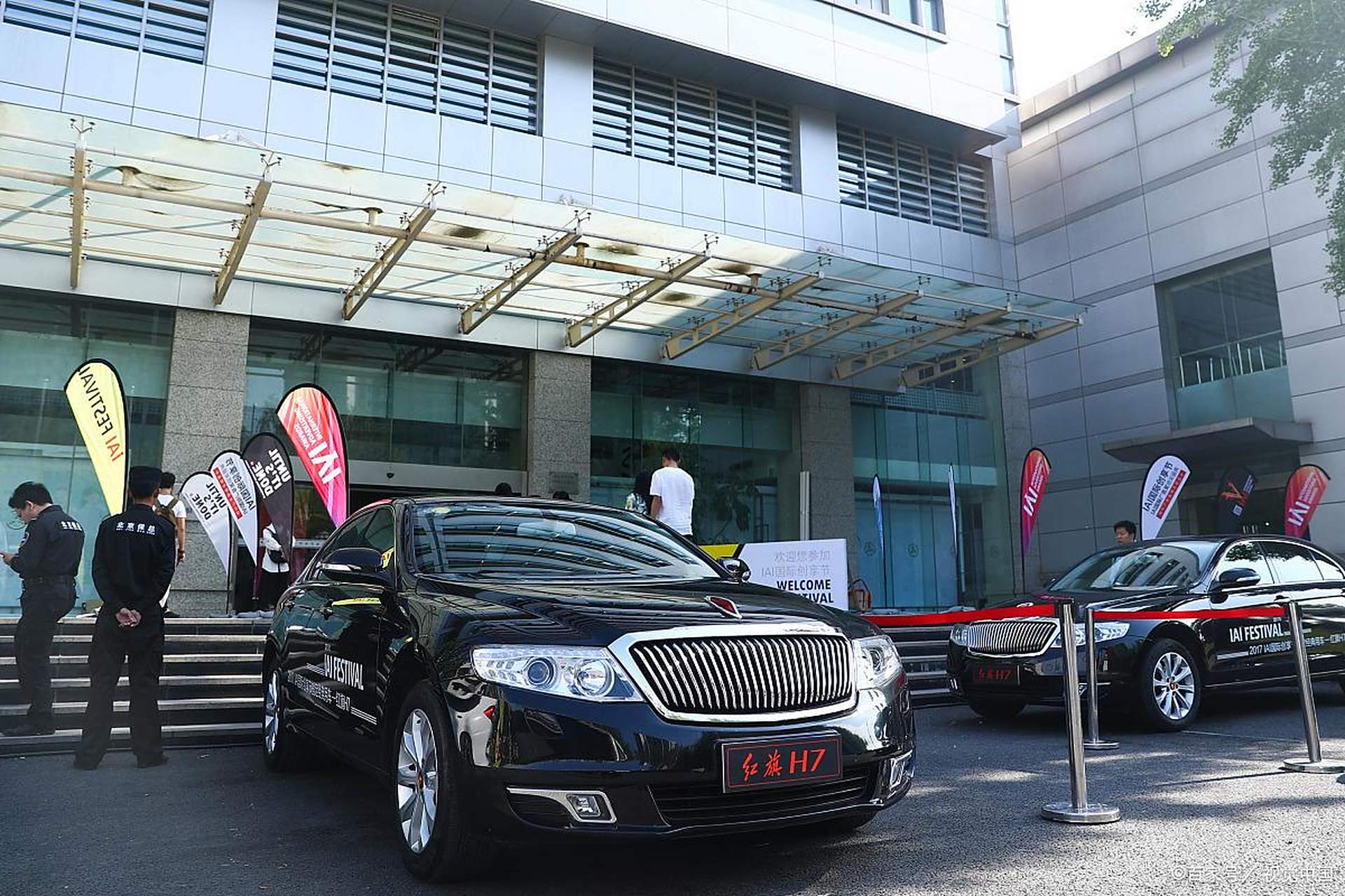 近日网上纷纷报道"马克龙访华红旗专车被法国记者围观",中国的红旗