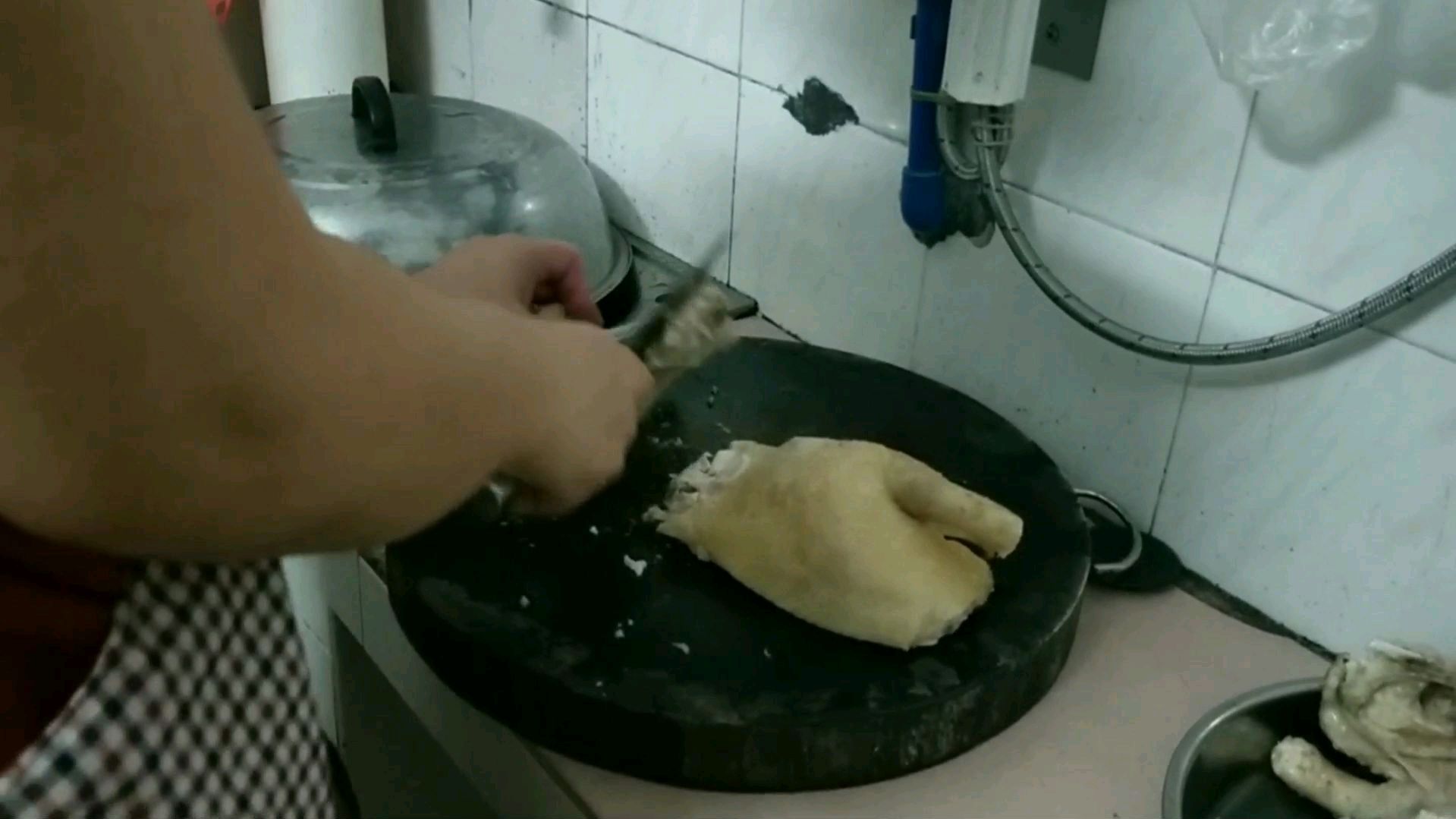 到广州机场接姐妹,美女带了海南有名的特色文昌鸡,皮爽肉嫩