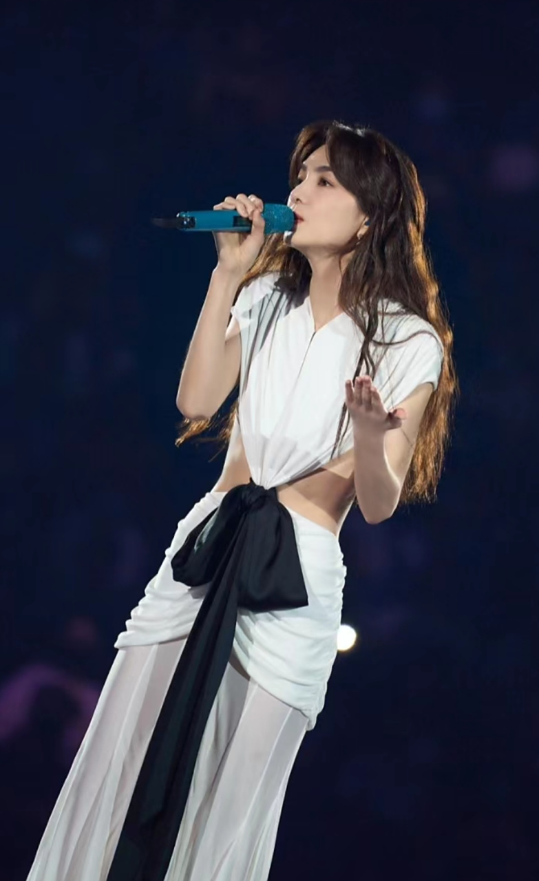 ella陈嘉桦参加演出状态超好,长发及腰气质婉约,形象已然是优雅的御姐