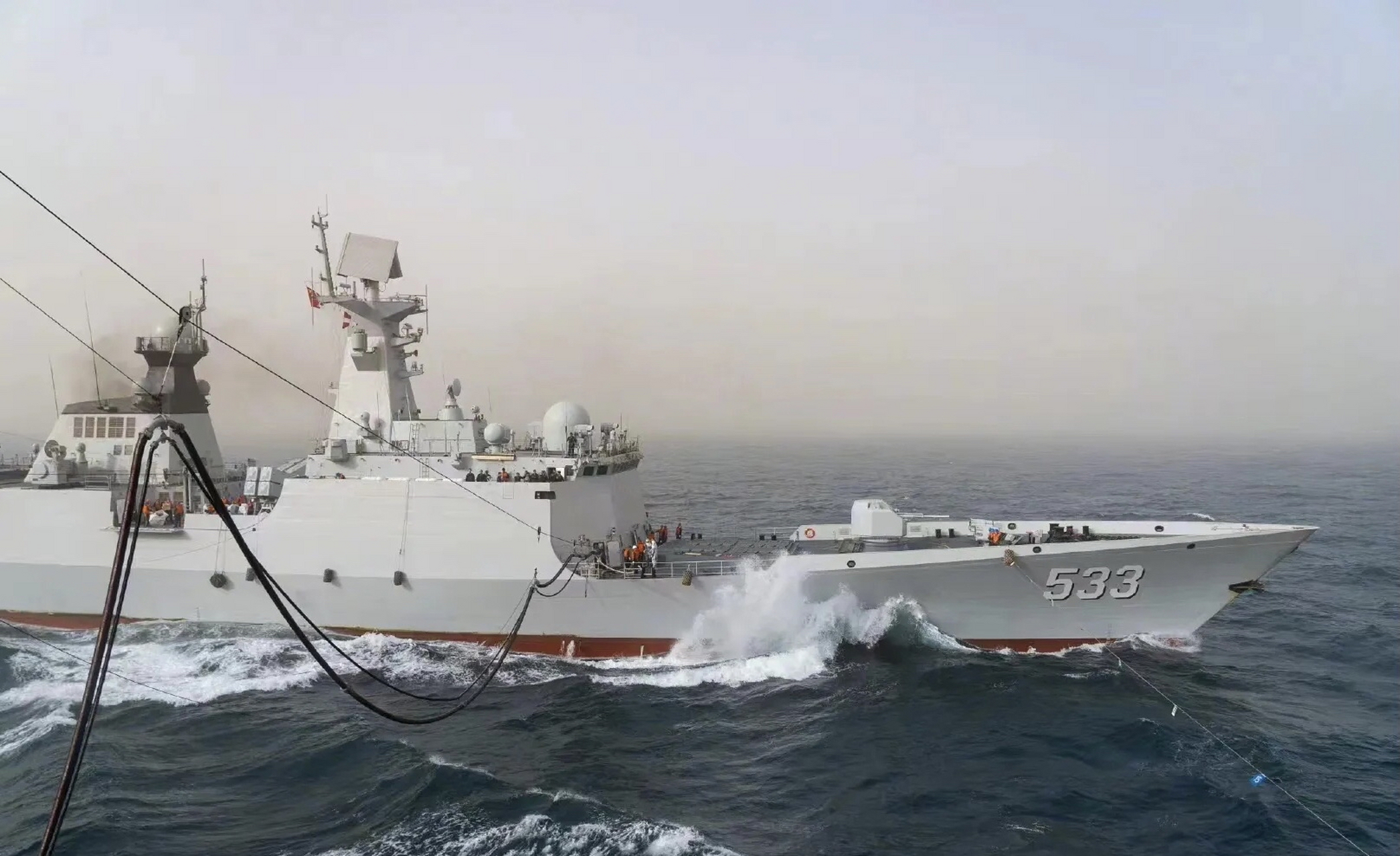 中国9899海军533南通舰接受横向液货补给 054a型护卫舰 该舰原舷