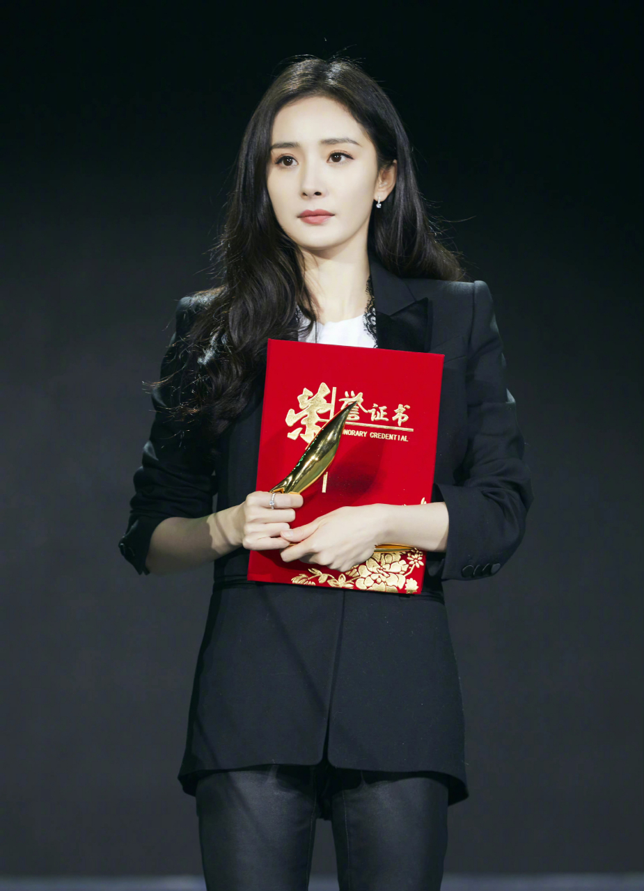 杨幂# 【奖杯与证书】 记录演员杨幂的一些荣耀时刻 96第26届