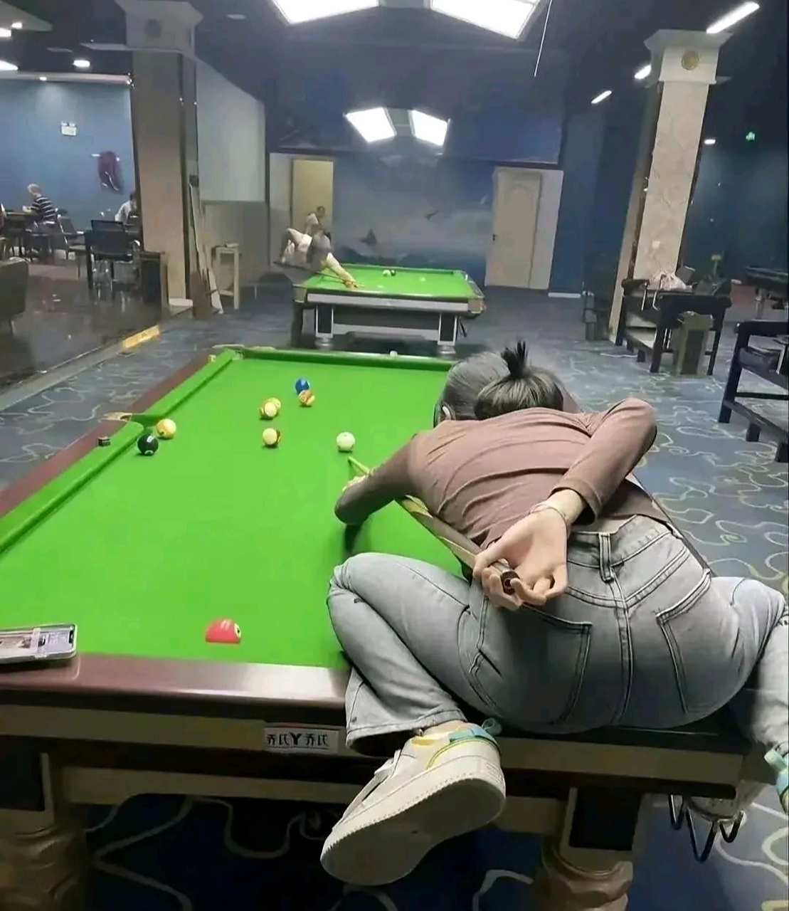 这女人打台球的姿势比男的都潇洒