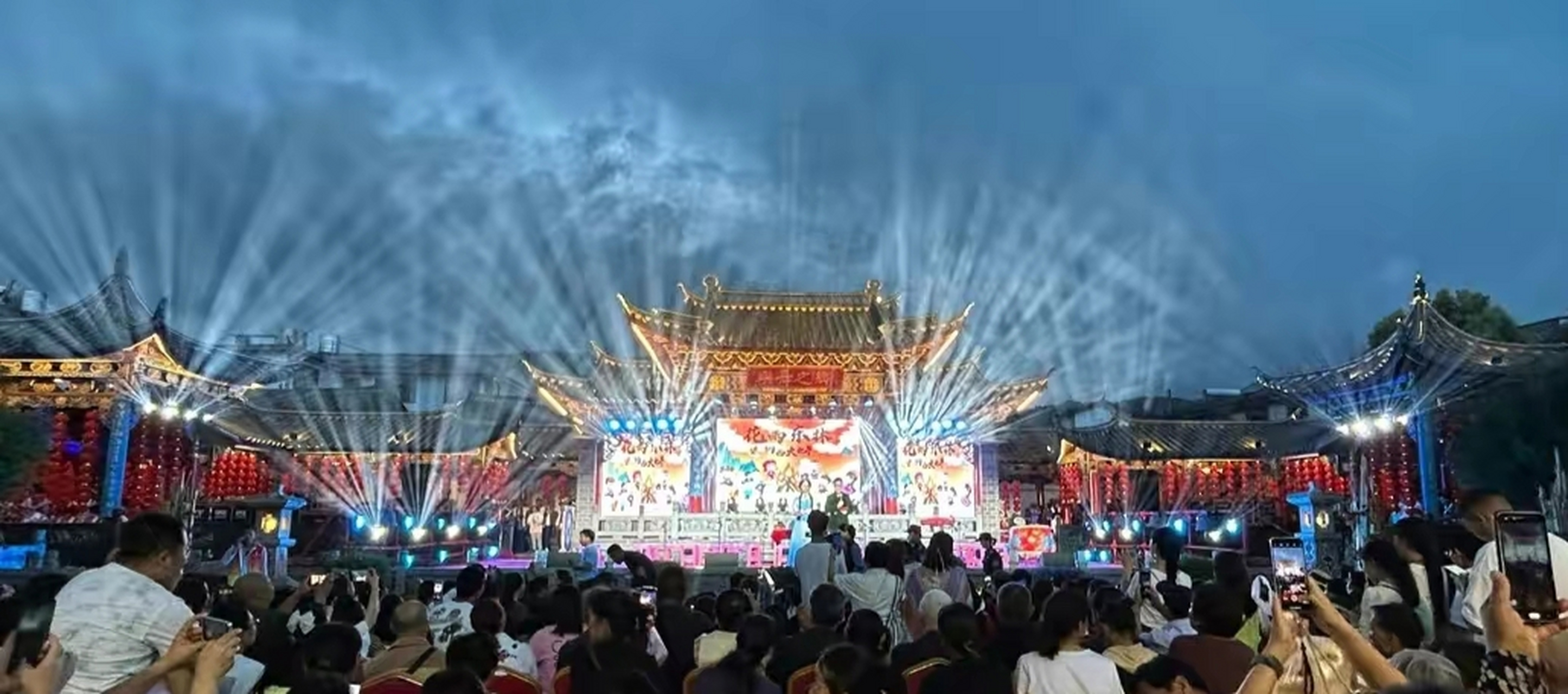 有一种叫云南的生活|吃长街宴,篝火打跳……丽江古城火把节气氛拉满