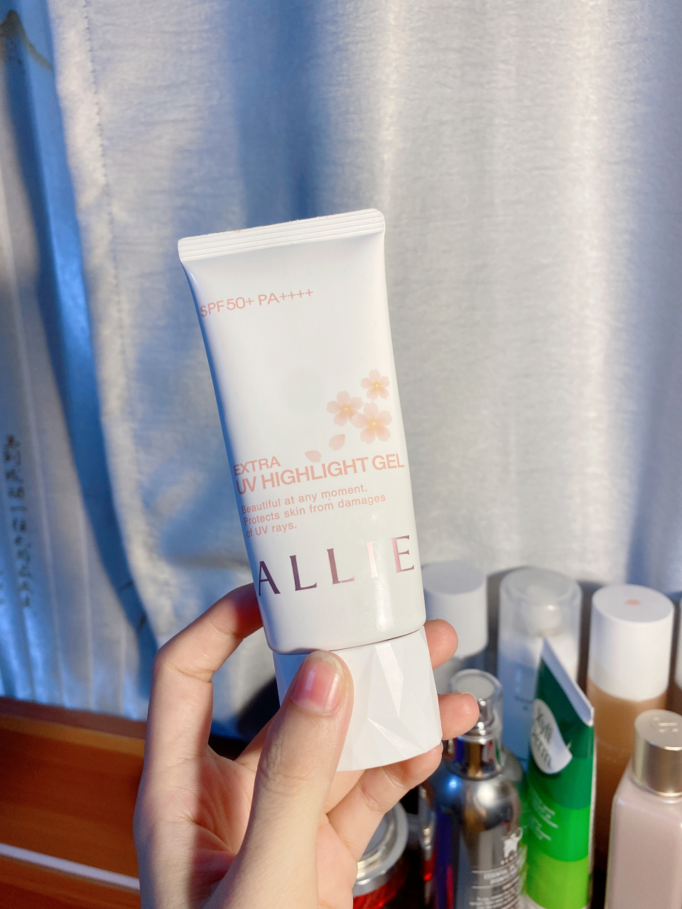 嘉娜宝allie樱花润色防晒霜  粉色限定的嘉娜宝防晒,质地也是粉粉的