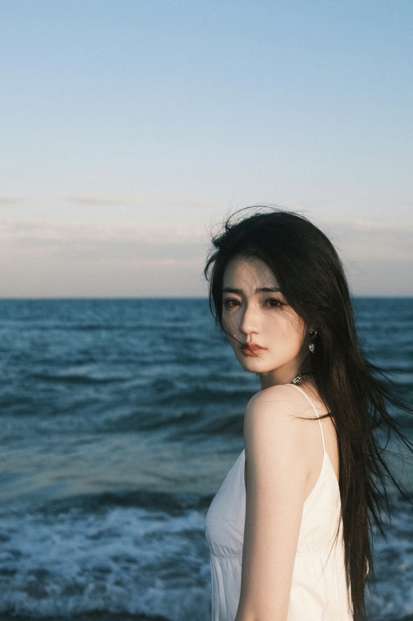 徐璐海边吊带白裙# 徐璐海边吊带白裙造型,有漂亮又可爱的璐璐[打