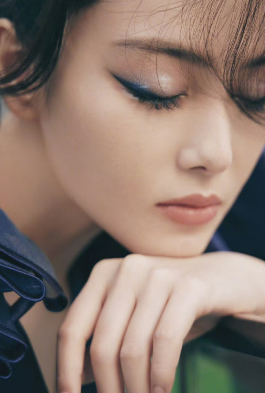 张馨予最新造型让人仿佛回到了90年代 蓝色眼线好魅惑,好像新娘子的