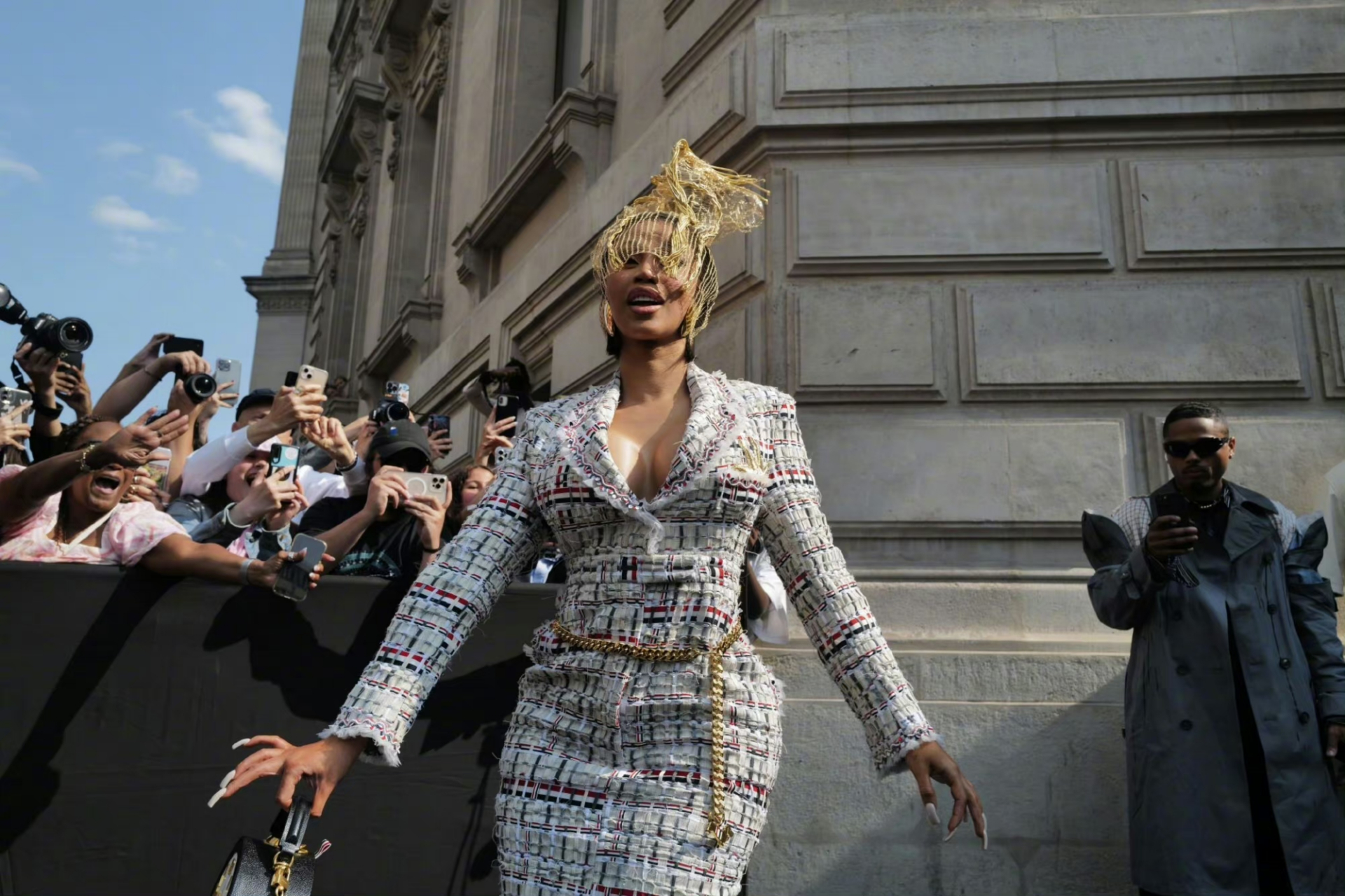 卡迪碧cardi b现身巴黎时装周看秀造型