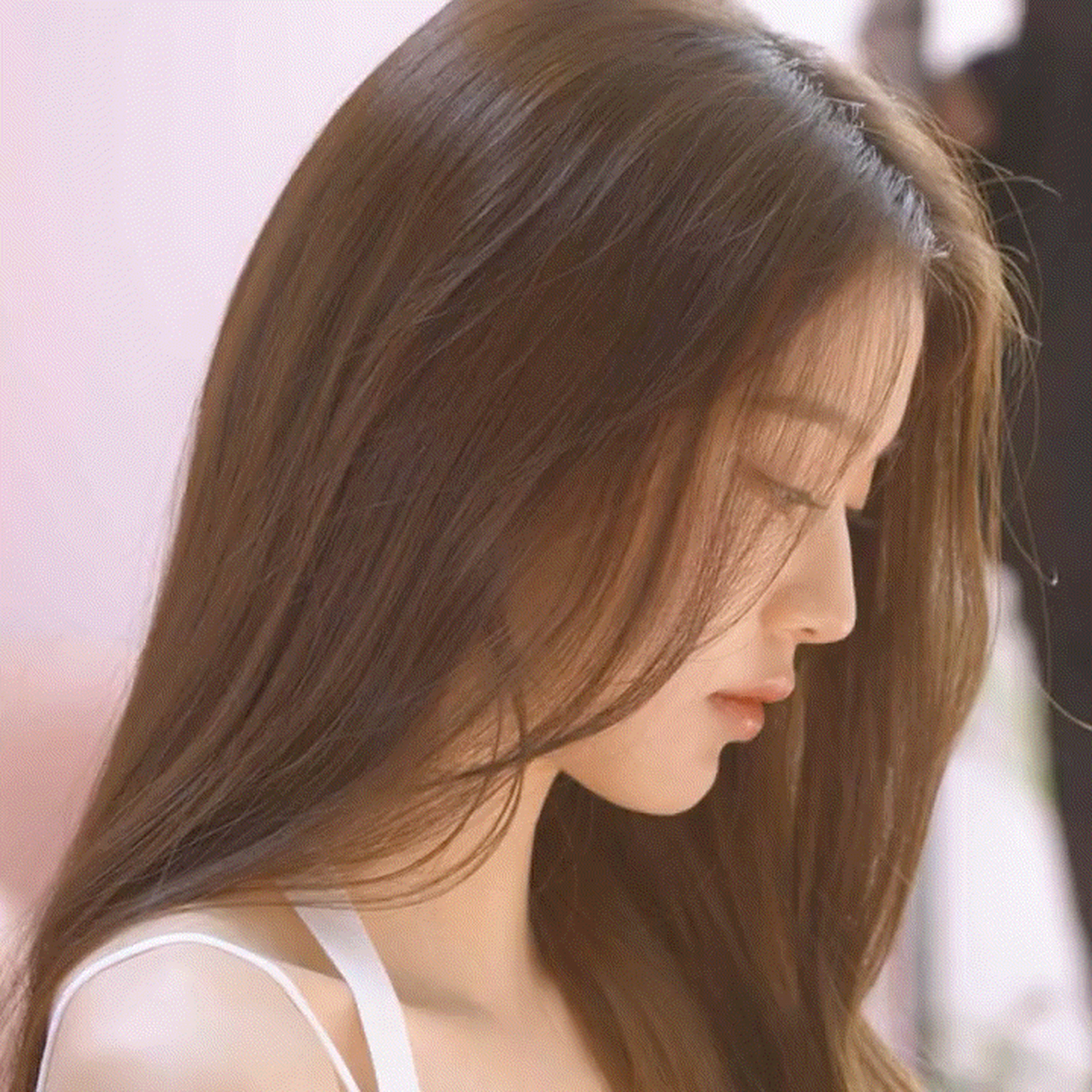 张元英的绝美侧颜,有时候总是忘记她才19岁