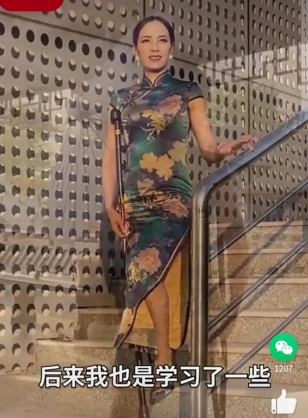 江苏盐城:独腿女子拄拐杖参加旗袍赛,获得旗袍b组第一名