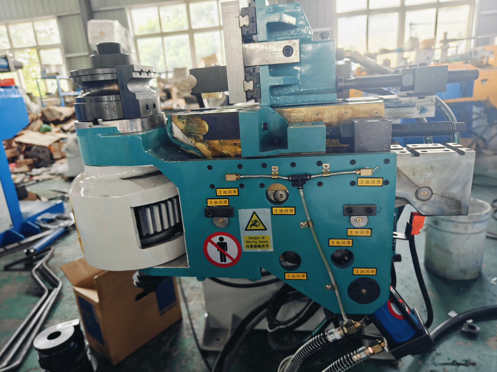 铝型材弯管机是一种专门用于弯曲铝型材的机械设备.