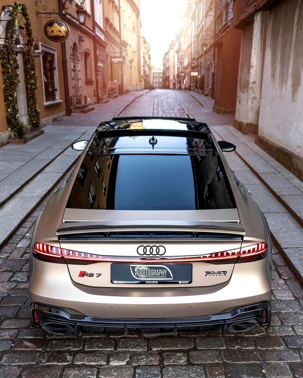 奥迪rs7拥有"最美轿跑"的称号,赢得无数人喜爱,那么这款改装版奥迪rs7