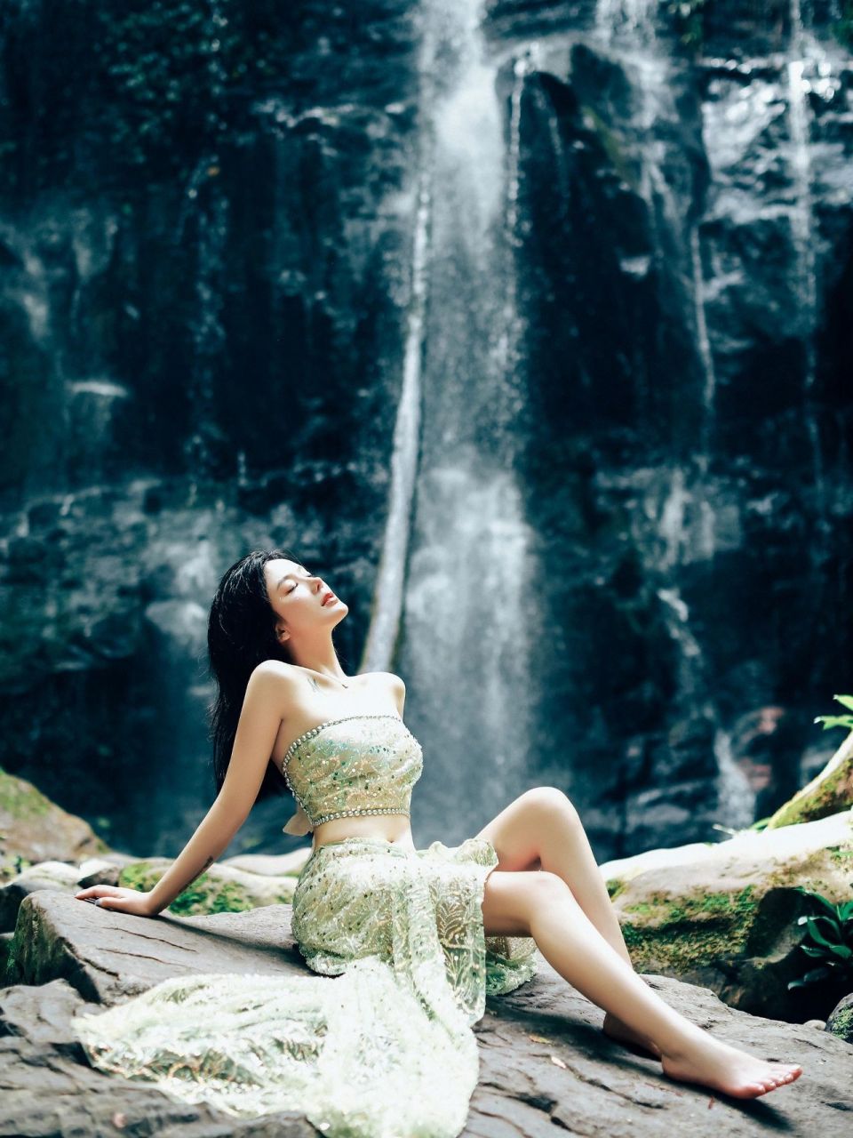 性感美女写真～西双版纳瀑布下的比基尼泳装女神