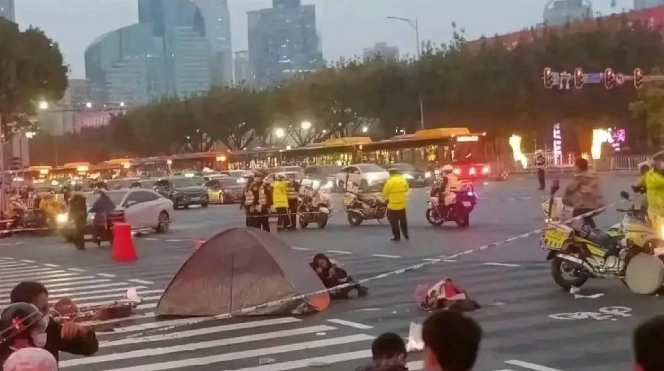 广州宝马车司机冲撞人群造成严重交通事故,酿成5死13伤的悲惨恶果.